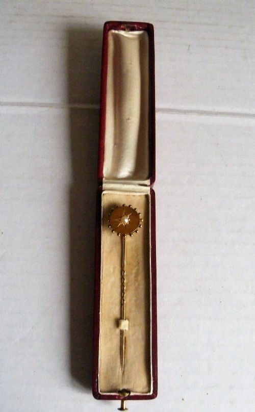 a victorian 15 carat gold and pearl stick pin cased
