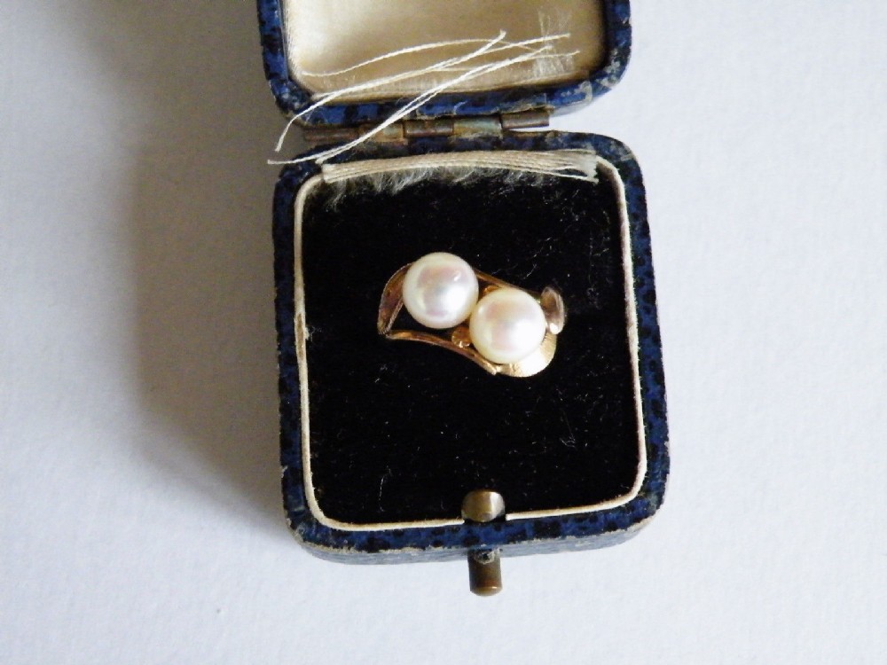 a good quality 2 pearl cross over gold ring