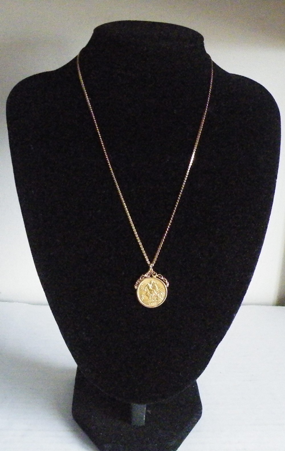 an edward vii half sovereign 1910 on a 9ct gold chain